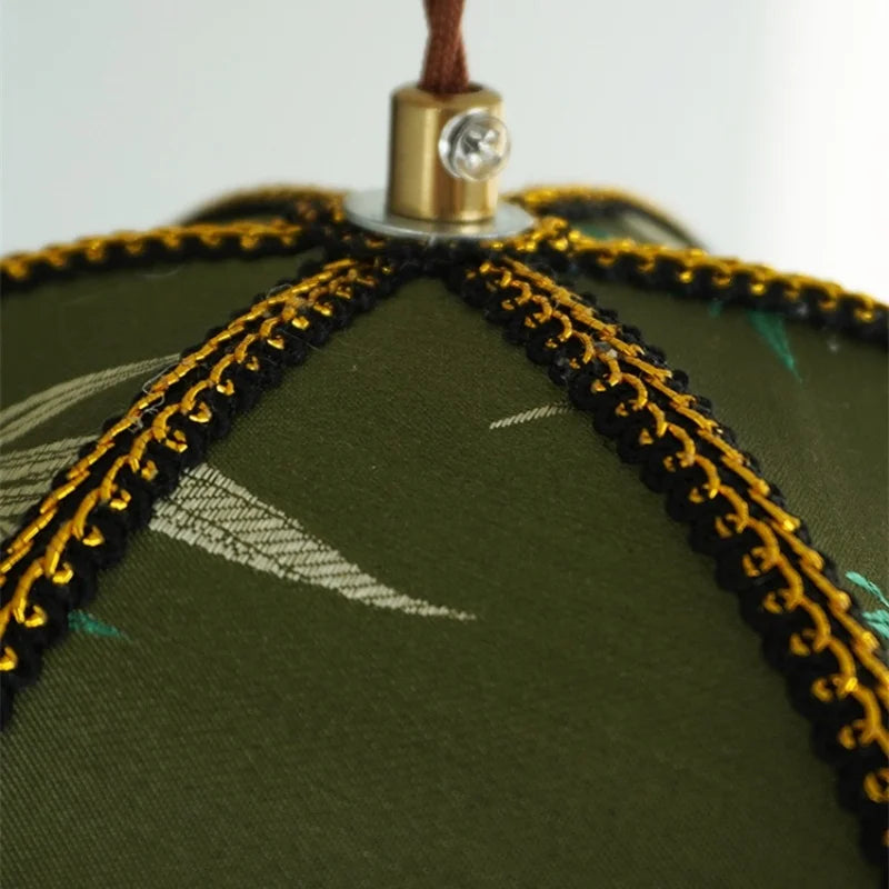 Pendente de Tecido Colorido com Estrutura Dourada
