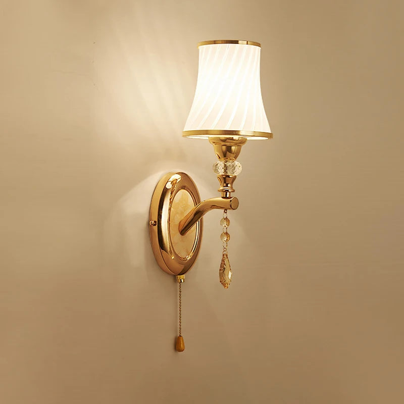 Arandela dourada clássica, Arandela com cristal decorativa, Arandela de parede luxuosa, Arandela para quarto elegante, Iluminação clássica de parede