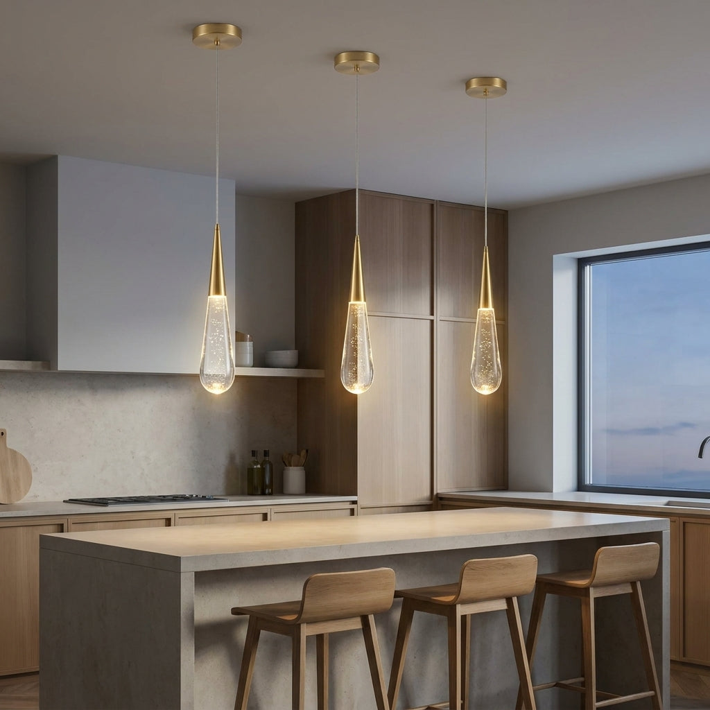 Pendente de cristal LED linear sobre bancada de cozinha