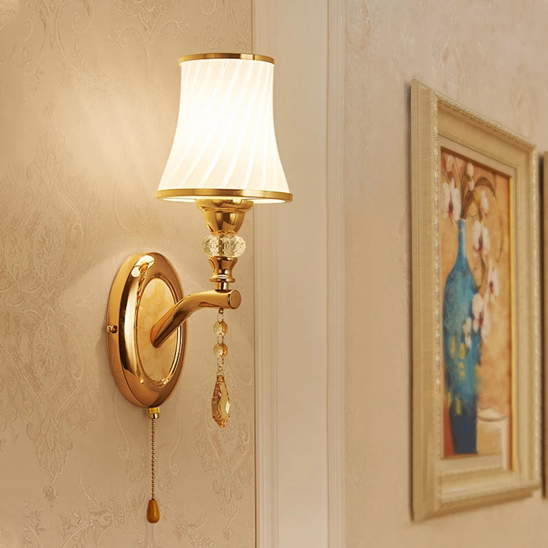Arandela dourada clássica, Arandela com cristal decorativa, Arandela de parede luxuosa, Arandela para quarto elegante, Iluminação clássica de parede