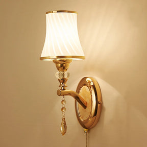 Arandela dourada clássica, Arandela com cristal decorativa, Arandela de parede luxuosa, Arandela para quarto elegante, Iluminação clássica de parede