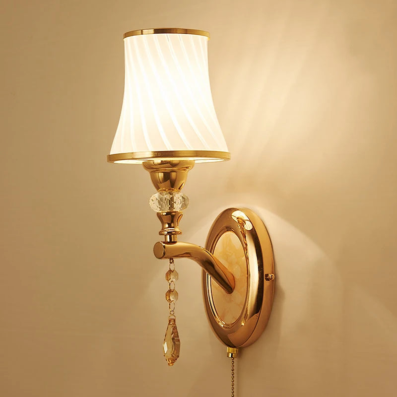 Arandela dourada clássica, Arandela com cristal decorativa, Arandela de parede luxuosa, Arandela para quarto elegante, Iluminação clássica de parede