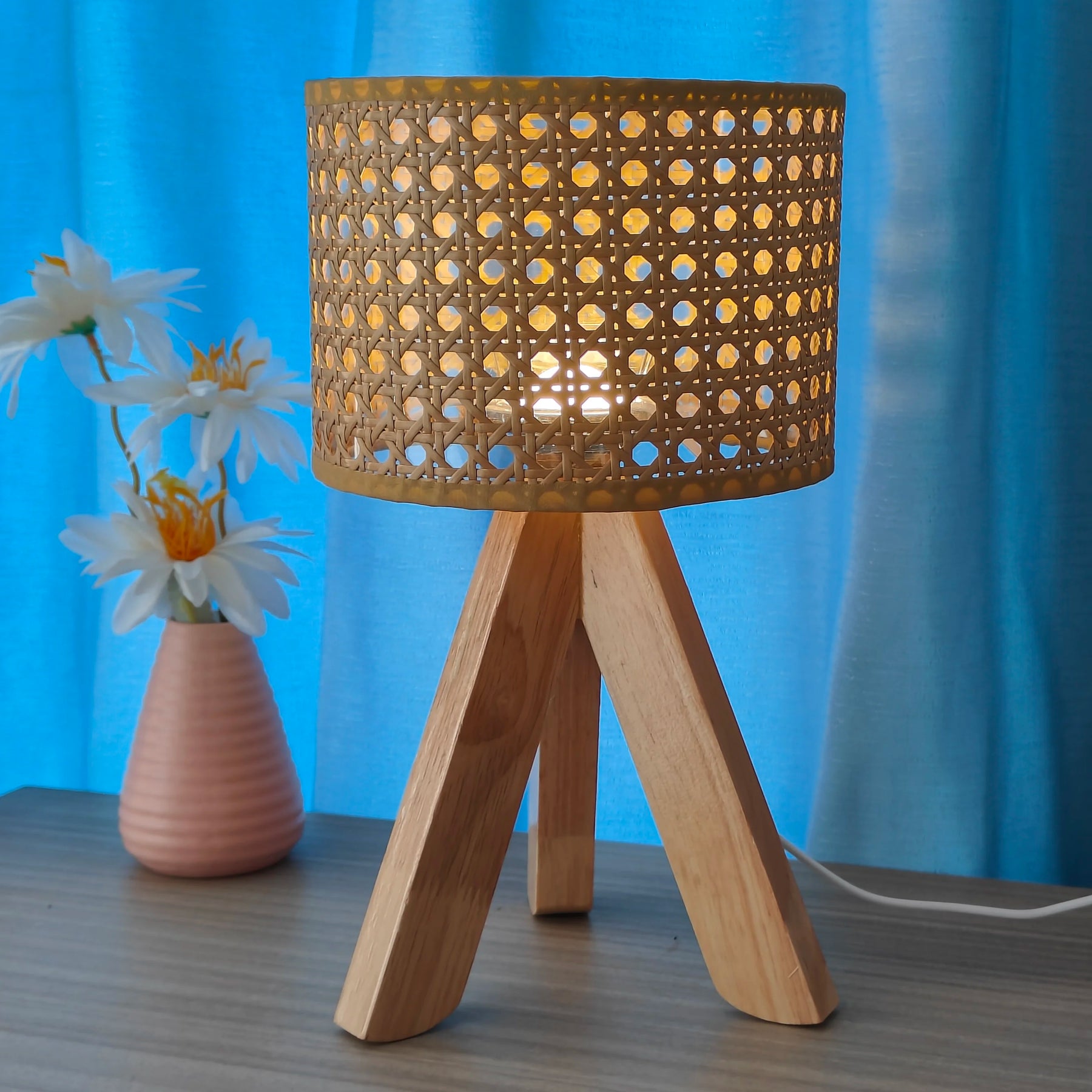 Abajur de madeira com rattan, Abajur tripé rústico moderno, Abajur decorativo artesanal, Luminária de mesa, abajur 