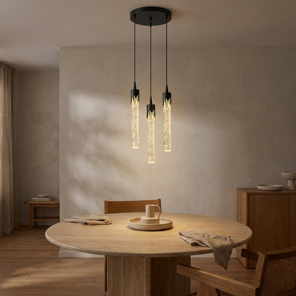 Lustre de cristal luxo sobre mesa de jantar