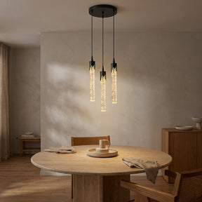 Lustre de cristal luxo sobre mesa de jantar